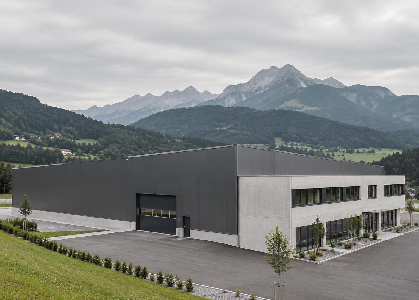 Firmengebäude mit Produktionshalle in Österreich
